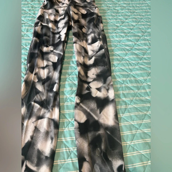 White black and grey mix fast and free Lululemon leggings size 2 - Picture 2 of 7